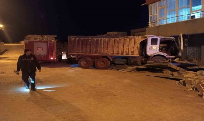 Mardinde kamyon duvara çarptı: 1 yaralı