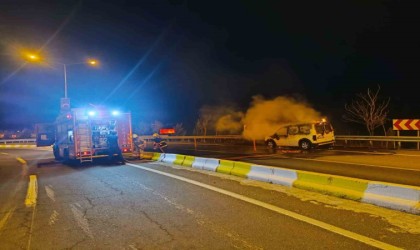 Mardinde seyir halindeki ticari araç alevlere teslim oldu