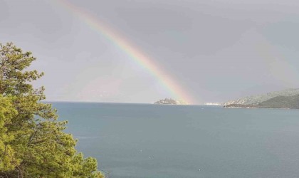 Marmariste yağışla birlikte oluşan gökkuşağı mest etti