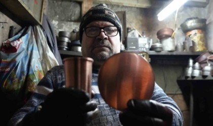 Mesleğin son ustaları yarım asırdır bakır dövüyor