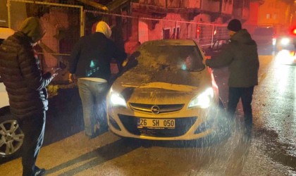 Metruk binanın bir kısmı otomobilin üzerine yıkıldı