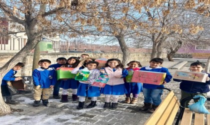 Minik öğrenciler ‘Kuşlar üşümesin diye okulun bahçesine yuva yaptılar