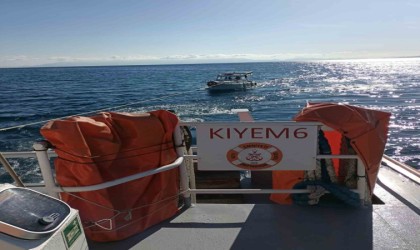 Motor arızası sonrası sürüklenen 7 metrelik tekneyi Kıyı Emniyet ekipleri kurtardı
