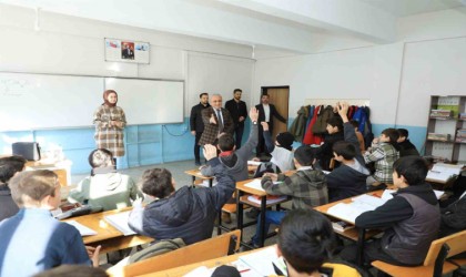 Müdür Gür, öğretmen ve öğrenciler ile bir araya geldi