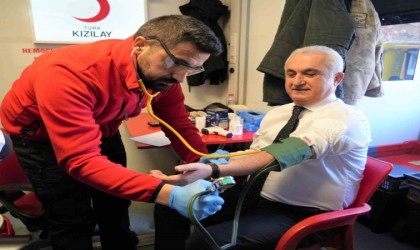 Muş Valisi Çakırdan kan bağışı kampanyasına destek