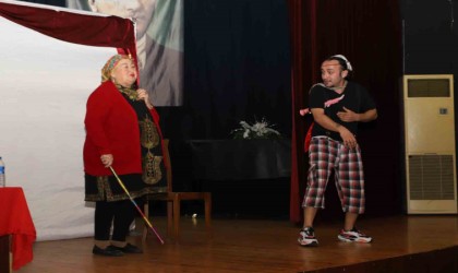 Nazillide çocuklar tiyatro gösterisiyle eğlendi