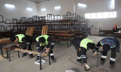 Nizipte parklarda eskiyen banklar ve oturma grupları yenileniyor