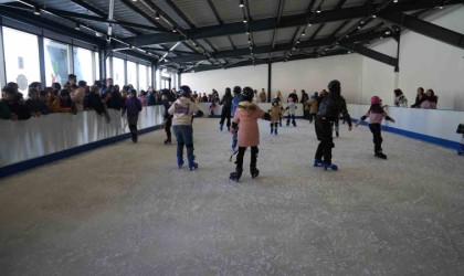 Öğrenciler ücretsiz buz pistine akın etti