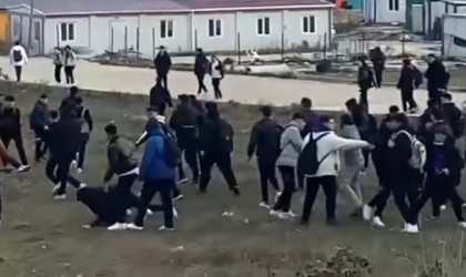 Okul önü savaş alanına döndü: Liseliler yumruk yumruğa kavga etti