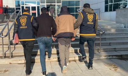 Okul servisiyle gelerek klima çalan 2 şüpheli yakalandı