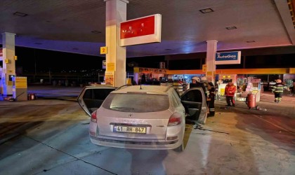 Otomobil akaryakıt istasyonundaki pompalara çarptı, kaza ucuz atlatıldı