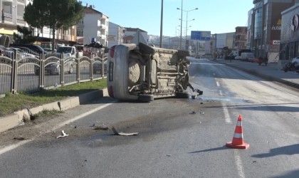 Otomobil aydınlatma direğine çarptı: 1 yaralı