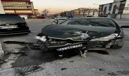 Otomobil ile hafif ticari araç çarpıştı: 4 yaralı