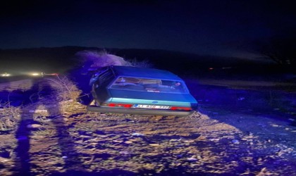 Otomobil kum yığıntısına çarptı: 3 kişi yaralı