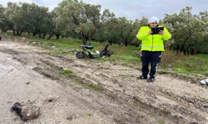 Otomobile çarpmamak için manevra yaptı: Yola savrularak yaralandı