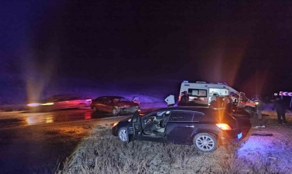 Otomobillerin kafa kafaya çarpıştığı kazada 8 kişi yaralandı