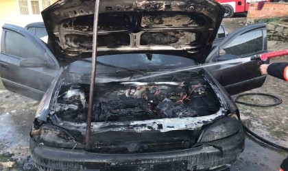 Park halindeki otomobil alev alev yandı