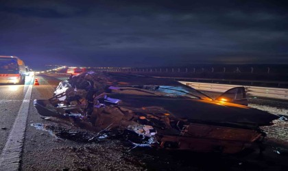 Park halindeki tıra çarpıp hurdaya dönen araç sürücüsü yaralandı