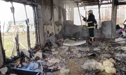 Prefabrik ev alevlere teslim oldu