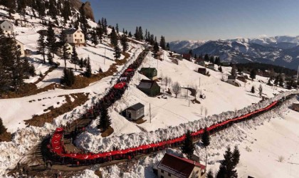 Sarıkamış Şehitleri için Sis Dağında Türk bayrağı ile yürüdüler