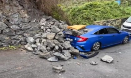 Sarıyerde istinat duvarı aracın üstüne yıkıldı