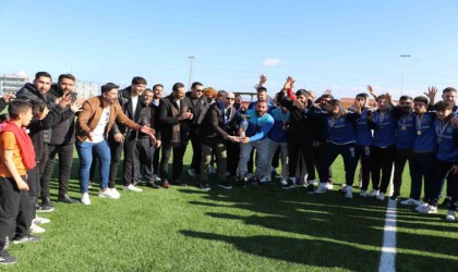 Sazlıspor, şampiyonluk kupasını Başkan Arıkanın elinden aldı