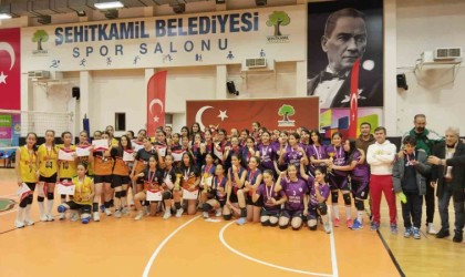 Şehitkamilde yıldız kızlar voleybol turnuvası sona erdi