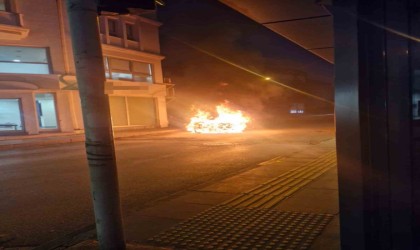 Seyir halindeki otomobil alev alev yandı