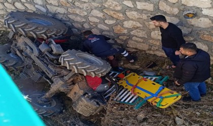 Siirtte traktör dere yatağına devrildi: 1 yaralı