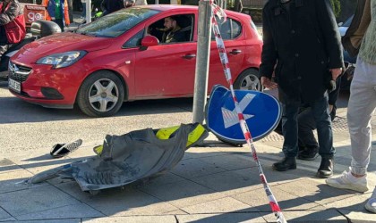 Şişlide otomobilin çarptığı motosikletli aracın altında sürüklendi