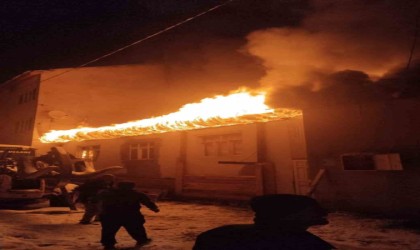 Sivasta gece çıkan yangında iki katlı ev kullanılamaz hale geldi