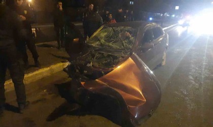 Sivasta kontrolden çıkan otomobil orta refüje çıktı