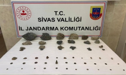 Sivasta tarihi eser niteliği taşıyan taşlar, sikkeler ve objeler ele geçirildi