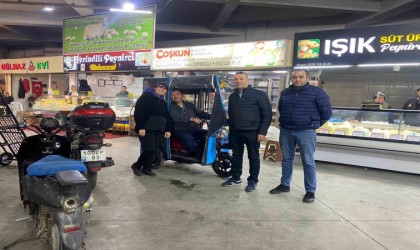 Somalı pazarcılardan engelleri aşan yardım