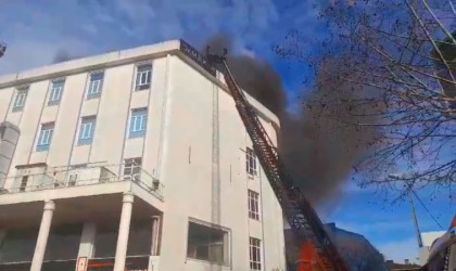 Sultanbeylide tekstil atölyesi alev alev yandı