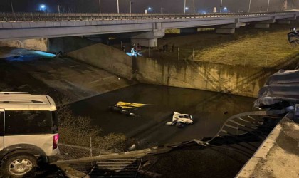 Sultangazide hafif ticari araç ile çarpışan hafriyat kamyonu dereye uçtu: 3 yaralı