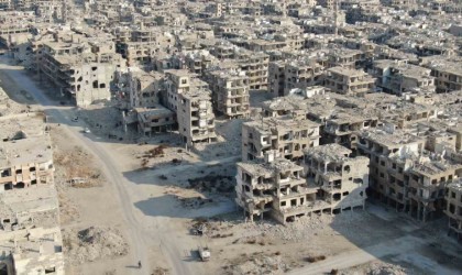 Suriyede 13 yıl sonra mahallesine döndü, evini enkaza dönmüş buldu
