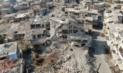 Suriyede bombalanan binalar onarılıyor