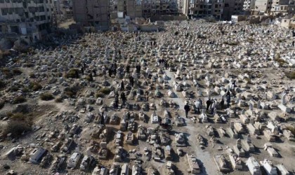 Suriyeliler, rejimin enkaza dönüştürdüğü Cobarda yıllar sonra kabir ziyareti yaptı