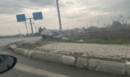 Sürücüsünün direksiyon hakimiyetini kaybettiği otomobil yoldan çıktı: O anlar kamerada