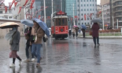 Taksimde soğuk ve yağışlı hava etkisini sürdürüyor