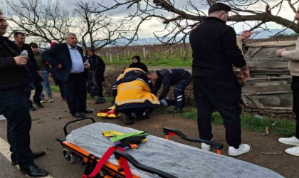 Tırın çarptığı otomobil ağaçlık alana uçtu : 3 yaralı