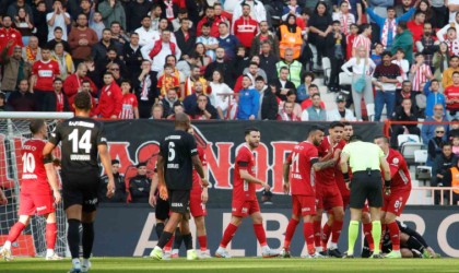 Trendyol Süper Lig: Antalyaspor: 0 - Beşiktaş: 0 (İlk yarı)