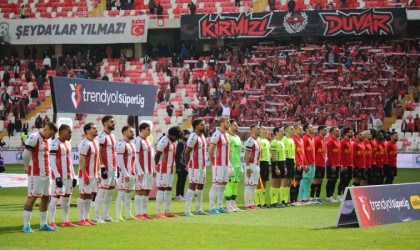 Trendyol Süper Lig: Sivasspor: 3 - Kayserispor: 0 (İlk yarı)