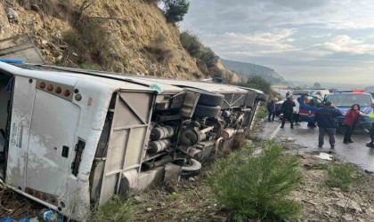 Tur minibüsü devrildi: 23 yaralı