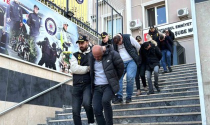 Turistleri hedef alan çete üyelerinin amaçlarına ulaştıktan sonra eğlendikleri anlar kamerada