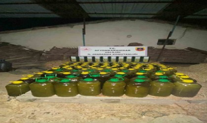 Ürettiği yarım tondan fazla zeytinyağını satamadan jandarmaya yakalandı