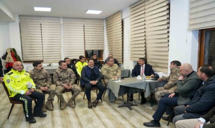 Vali Çelik, yılbaşında mesai yapan ekipleri ziyaret etti