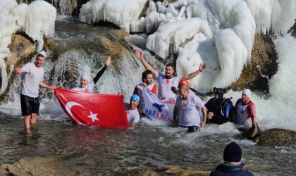 Van Gölü aktivistleri dondurucu soğuğa rağmen Muradiye şelalesine girdiler