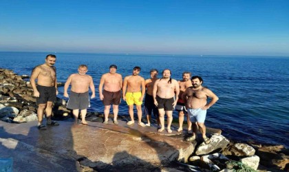 Yalovada bir grup arkadaş 2025in ilk gününde buz gibi suya girdi